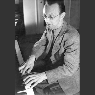 « Dès la première lecture, je compris qu’il me fallait avant tout commencer avec la musique inhérente à la langue d’Hölderlin. »(Carl Orff évoque son travail sur "Antigone")[4] (Carl Orff 1942), PHoto: Inge Mantler